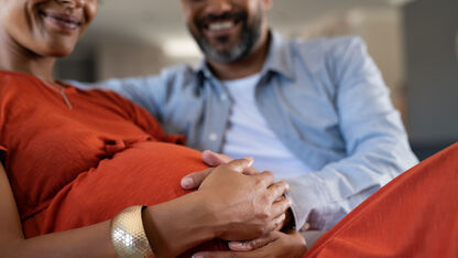 Je partners hand vasthouden tijdens je bevalling werkt echt tegen de pijn
