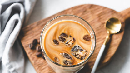Bijzonder lekker recept voor in het weekend: ijskoffie met honing en zout