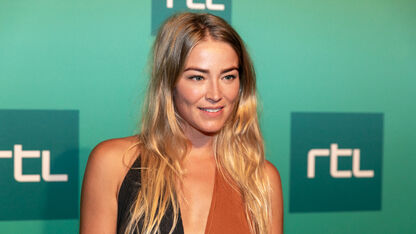 FOTO: Geraldine Kemper geniet van (half)naakt zwemmen in Amsterdam
