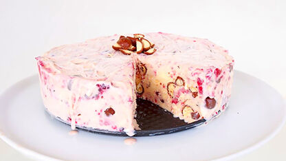 Deze goddelijke framboos-Maltesers ice cream cake wil je proberen