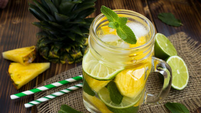 Heerlijk recept voor je volgende picknickavontuur: verse ananaslimonade 