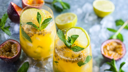 Cocktail van de week: vlierbloesem sour met passievrucht 