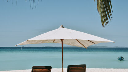 Hack: zo waait je parasol niet weg op het strand