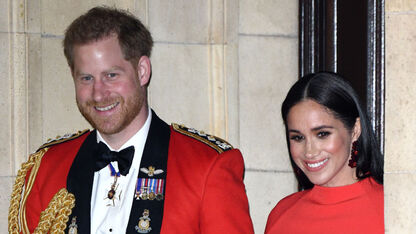 Bewerkte cover Harry en Meghan werkt op de lachspieren: 'Hij poseert als haar kapper'