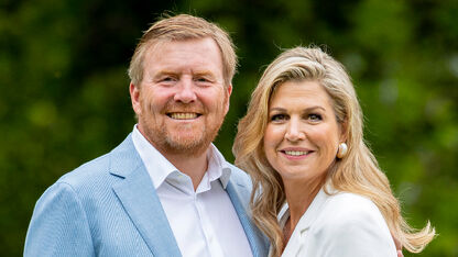 FOTO: Willem-Alexander en Máxima vieren dierendag met een nieuwe hond