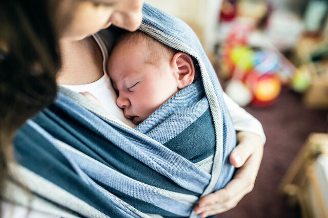 draagzak draagdoek baby rondlopen huilen