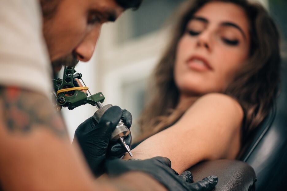 Aha! Dus dit is de betekenis van tattoos met 3 of 5 stipjes 