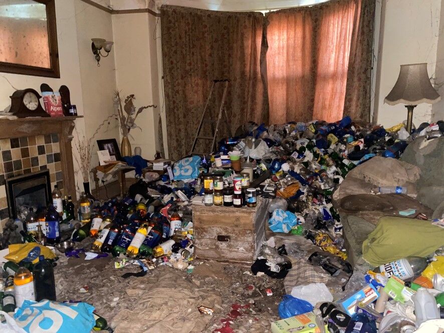 rommelige huis vol lege flessen