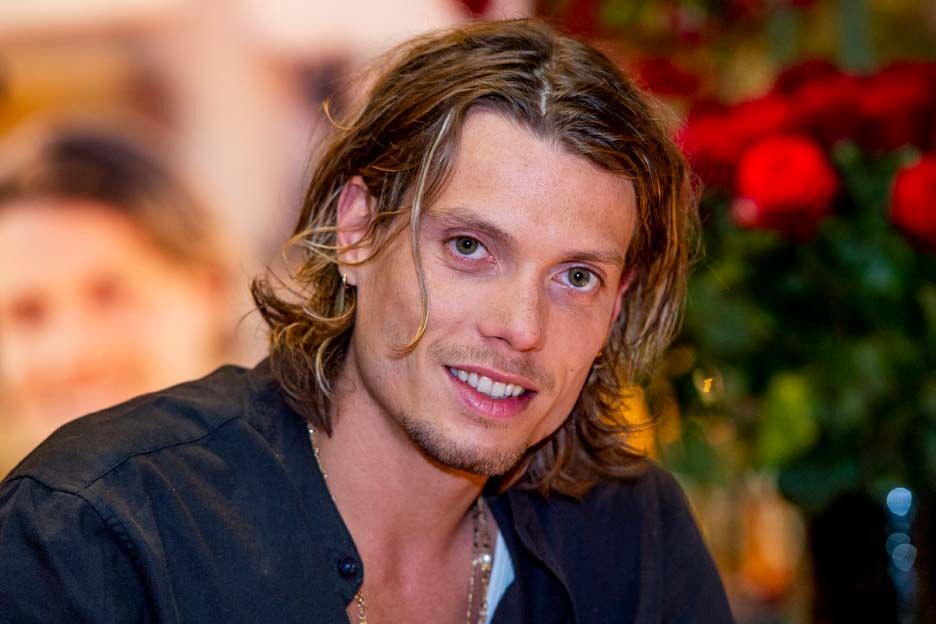 Bachelor Tony Junior lebbert 'nieuwe vriendin' af op foto's