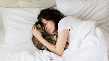 Waarom slapen met een knuffel helemaal niet raar is (en zelfs gezond)