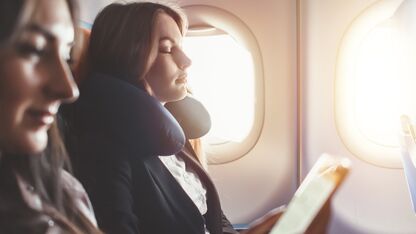 8 hacks om een lange vlucht dragelijker te maken