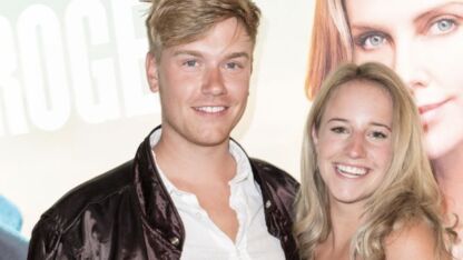 Dee van der Zeeuw deelt foto van groeiende babybump