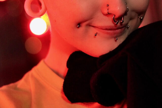 Kyla heeft 15 piercings op haar gezicht: “Trots om een menselijk te zijn”