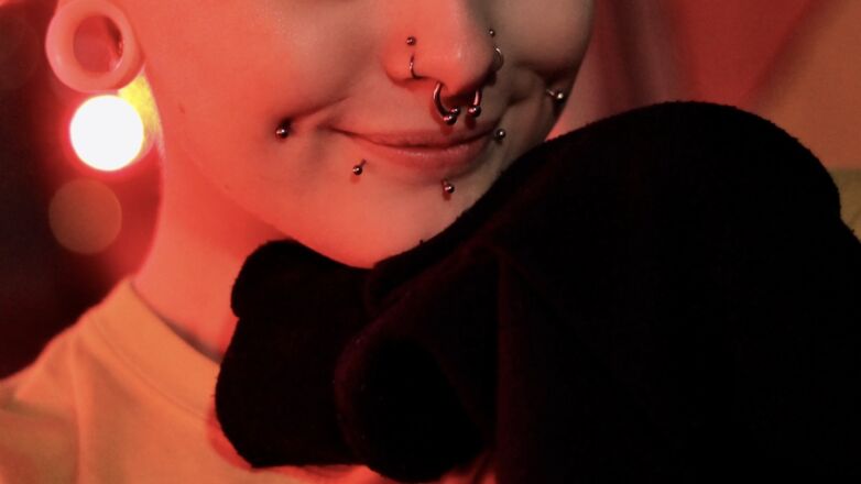 Kyla heeft 15 piercings op haar gezicht: “Trots om een menselijk te zijn”