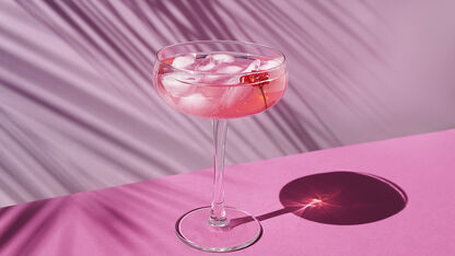 Deze roze bubblegum cocktail wil je dit weekend maken met vriendinnen