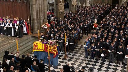 Waarom Willem-Alexander, Maxima en Beatrix vooraan zaten tijdens de uitvaart van de Queen