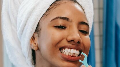 Tanden flossen: moet dat vóór of na het poetsen?