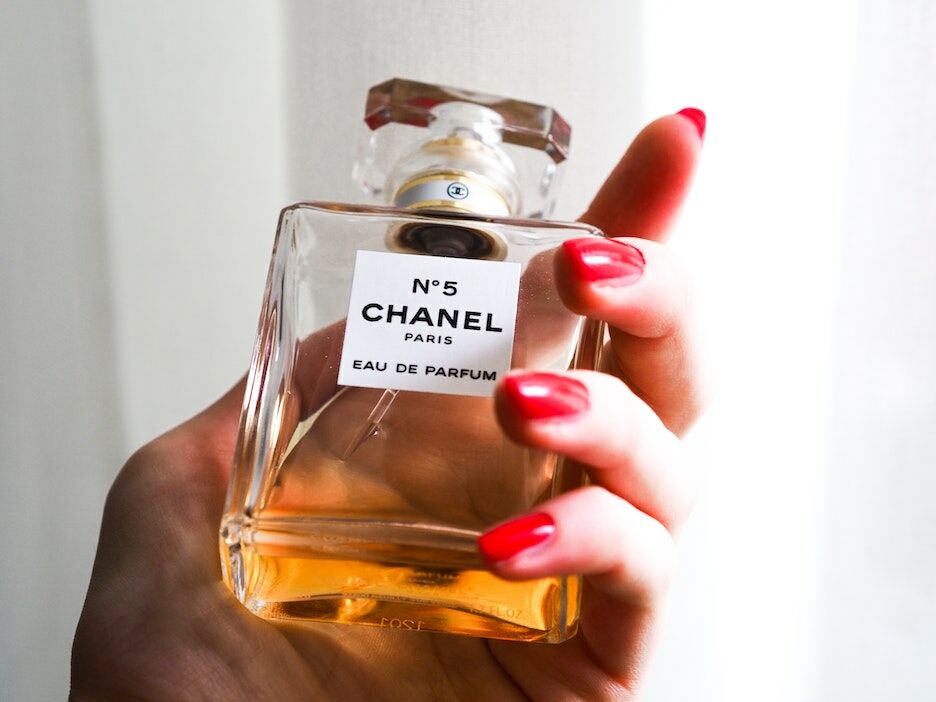 Dit is waarom parfum bij iedereen anders ruikt