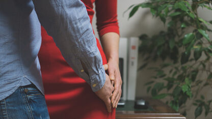 Vrouwen over hoe ze hun vreemdgaande vriend betrapten: "Daar lag hij met zijn beste vriendin"