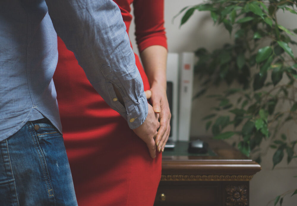 Vrouwen over hoe ze hun vreemdgaande vriend betrapten: "Daar lag hij met zijn beste vriendin"