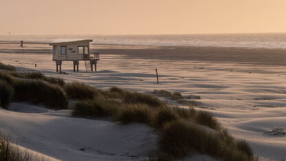 Slapen aan zee: op deze 6 plekken word je wakker met de voetjes in het zand