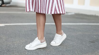 Comfortabele witte sneakers die overal onder aan kunnen