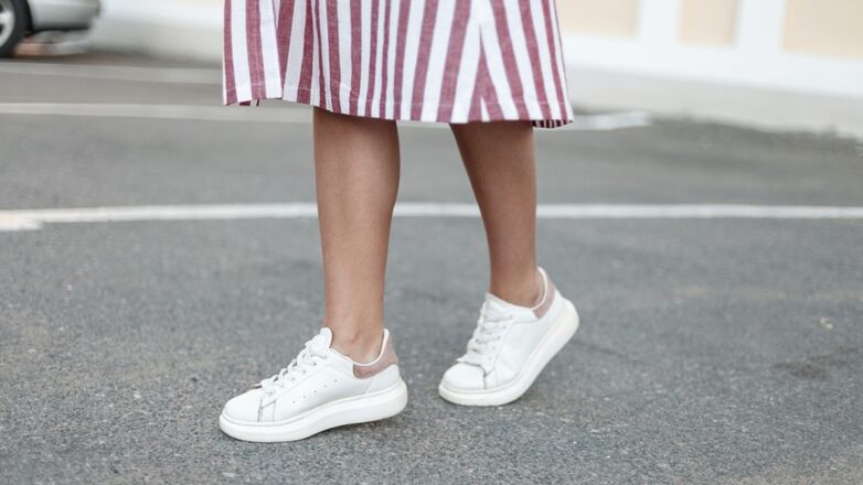 Comfortabele witte sneakers overal onder aan kunnen