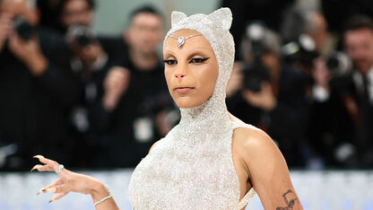 Zangeres Doja Cat eert poes overleden Karl Lagerfeld op perfecte manier tijdens Met Gala