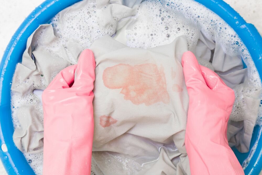 Met dit haarproduct haal je een vetvlek binnen een mom van tijd uit je kleding
