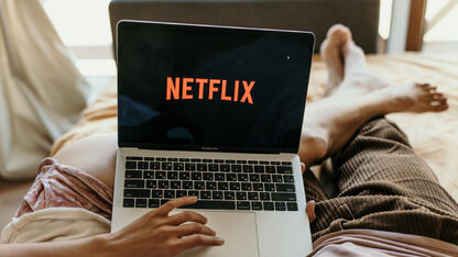 Deel je je Netflix abonnement? Dit is hoeveel het jullie extra gaat kosten