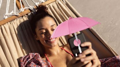 Met deze smartphone-paraplu van Action heb jij nooit meer last van zon of regen op je beeldscherm