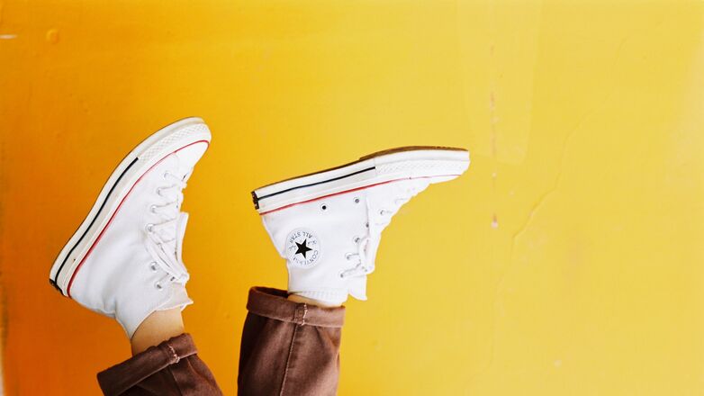 How to Easily Clean White Sneakers – DIY Lifehack using Toothpaste and Detergent
