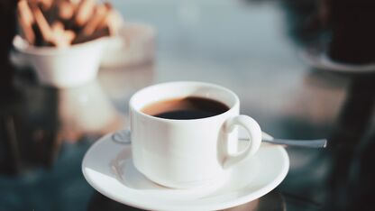 Koffie met zout drinken: waar is het goed voor?