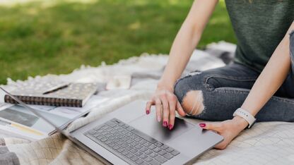 Dankzij deze lifehack kun je buiten werken in de zon zónder dat je laptop oververhit raakt