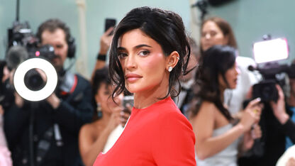 Het is waar: Kylie Jenner bekent borstvergroting te hebben gedaan (en heeft hier nu spijt van)