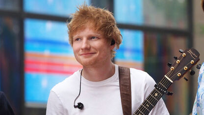 Geniaal! Ed Sheeran maakt tijdelijke carrièreswitch en werkt dagje mee in een LEGO-winkel