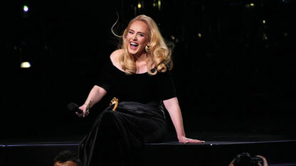 Heftig! Zangeres Adele zakt backstage in elkaar tijdens Las Vegas-show door chronische rugpijn