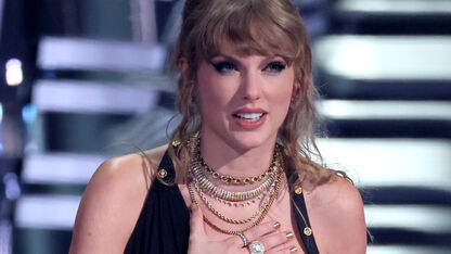 Oeps! Peperdure diamant van Taylor Swift haar ring raakt zoek tijdens VMA's