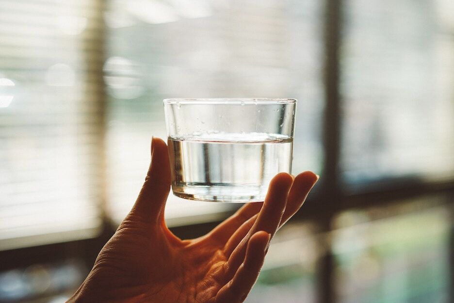 Hoeveel water moet je drinken op een warme dag?