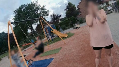Heftig: Bureau Rotterdam-kijkers zien moeder in tranen door mishandeling van kind