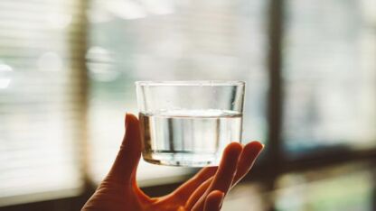 Is het gevaarlijk om 'oud' water te drinken?
