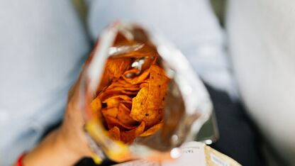 Lekker een zak chips openmaken, maar waarom zit er zoveel lucht in?