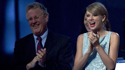 Fans steunen massaal vader van Taylor Swift: Australische fotograaf beschuldigt hem van mishandeling