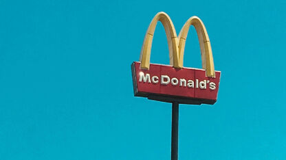 Say what? McDonald's-medewerker spuugt 'openlijk' op koekjes (en is nu ontslagen)