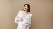 Zwangerschapsjurken in beige-tinten, ideaal voor gender reveals en photoshoots