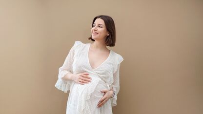 Zwangerschapsjurken in beige-tinten, ideaal voor gender reveals en photoshoots