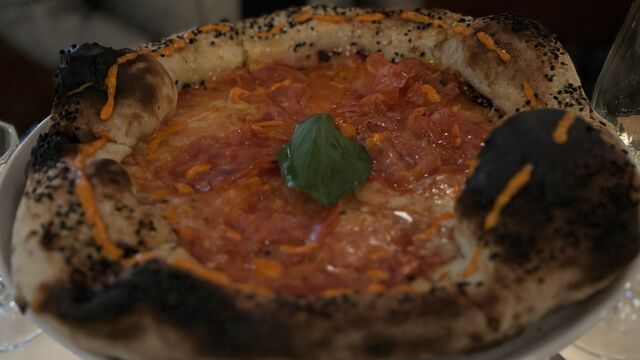 Pizza piccante met onder andere spianata en 'homemade spicy oil'