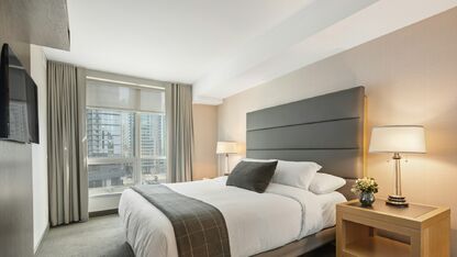 Deze vrouw ruikt iets vreemds in haar hotelkamer en ontdekt iets vreselijks onder haar bed