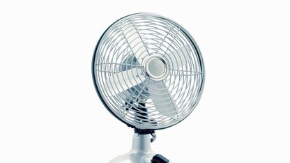 Oh no! Arts waarschuwt voor slapen met ventilator aan de hele nacht tijdens de zomer