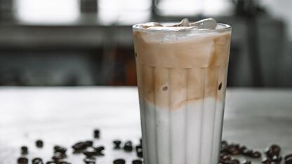 Yum! Zo maak je de populaire bananenbrood-latte ijskoffie